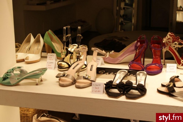 Zdjęcie z witryny sklepowej ^^ podobają mi się te kremowe oraz zielone peep toe w głębi ;) - Pozostałe Buty Moda