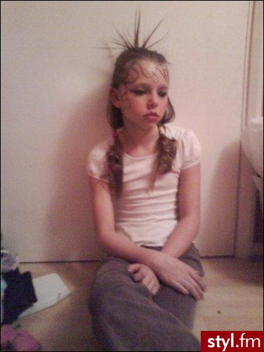 Prawdziwa EMO girl ;DD
jakby co, to nie ja xDD
było w galerii fryzur EMO ;] - EMO Alternatywne Średnie Fryzury