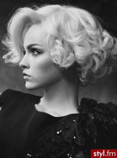 Blond Rozpuszczone Kręcone Wieczorowe Krótkie Fryzury