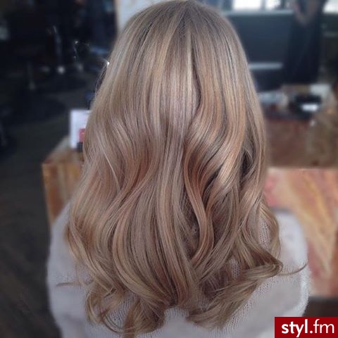 Blond Rozpuszczone Kręcone Wieczorowe Długie Fryzury