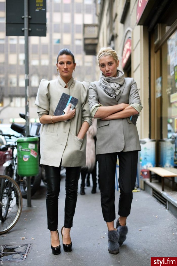 Podoba mi się żakiet pani po prawej oraz jej spodnie, a u pani po lewej buty. - Moda uliczna Inne Moda