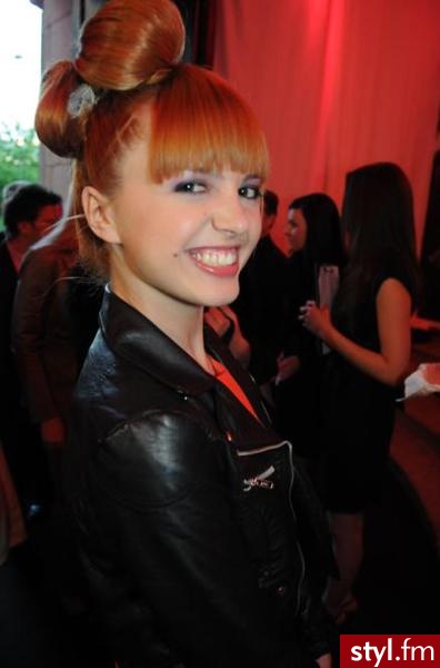 . - Średnie Fryzury