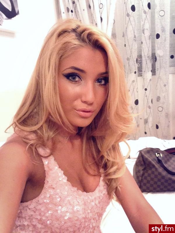 Blond Rozpuszczone Kręcone Wieczorowe Średnie Fryzury