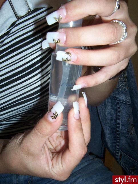 Paznokcie zelowe,tips mleczny,ozdobione kwiatuszkami po bokach(lakier) - Paznokcie