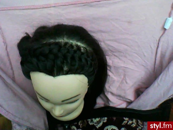 Opaska z warkocza francuskiego ,zakończona kokardką. - Brązowe Warkocze Proste Wieczorowe Średnie Fryzury