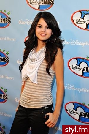 Selena Gomez - Kręcone Na co dzień Średnie Fryzury