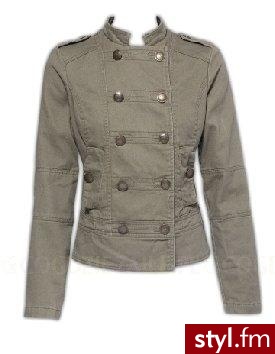 Żakiet - Stradivarius. Krótki żakiet w militarnym stylu z nowej kolekcji Stradivarius. Ciemnoszary, gładki, z małą stójką, pagonami, dwoma rzędami metalowych guzików i patkami z guzikiem przy pionowych kieszeniach. - Pozostałe Ciuchy Moda