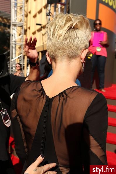 Blond Rozpuszczone Proste Wieczorowe Krótkie Fryzury