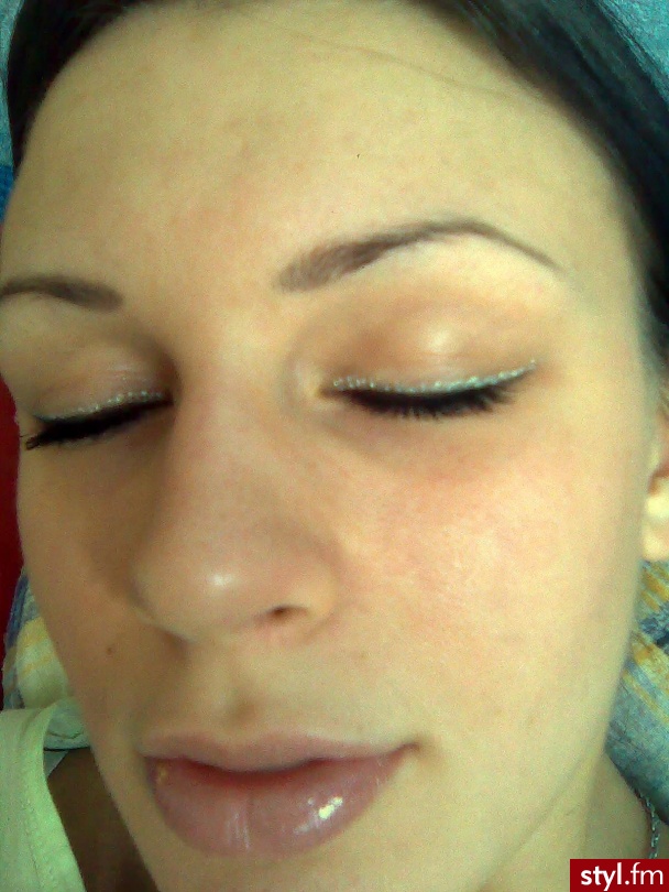 Czarna kredka, srebrny eyeliner, tusz. No i błyszczyk - Makijaże