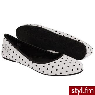 Balerinki. Te buty są dostępne w sklepacj CCC w cenie 59zł. Świetnie pasują do spudnic sukienek jak i rurek orza innych spodni. - Pozostałe Buty Moda