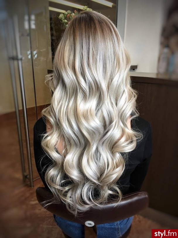 fryzjer warszawa sombre z Olaplex salon for hair - Blond Rozpuszczone Kręcone Wieczorowe Długie Fryzury