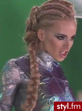 Z najnowszego teledysku \"Bad Girls\" - Dredy Alternatywne Średnie Fryzury