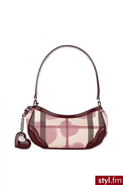 Burberry Hearts Collection. Linia jest dziełem dyrektora kreatywnego marki – Christophera Bailey’a. Sercową kolekcję tworzą torebki, skórzane akcesoria, drobne dodatki i biżuteria. Motywem spajającym całość jest oczywiście serce, które skomponowano z kult - Pozostałe Torebki Moda