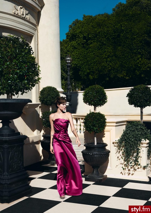 Jolie. Angelina Jolie w Vogue - Pozostałe Ciuchy Moda