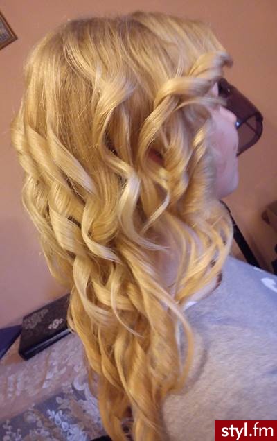 Blond Rozpuszczone Kręcone Wieczorowe Średnie Fryzury