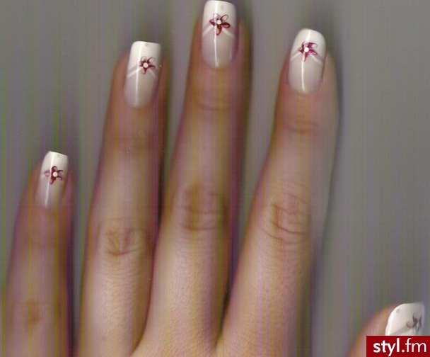 inny french z kwiatuszkiem i kreseczka - Paznokcie