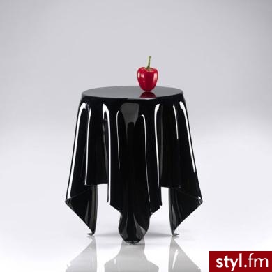 Stolik kawowy lub pod lampkę Illusion to ciekawa gra z wzrokiem oglądającego. Został wykonany ręcznie z trzymilimetrowego akrylu o niepowtarzalnym i ciekawym kształcie. Dostępny jest w trzech kolorach: białym, transparentnym i czarnym. - Misz-masz
