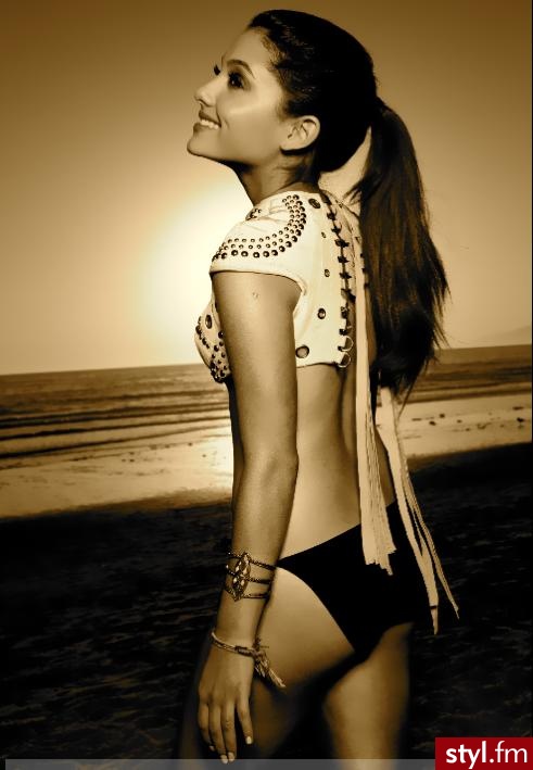 Ariana Grande - Na plażę Bielizna Moda