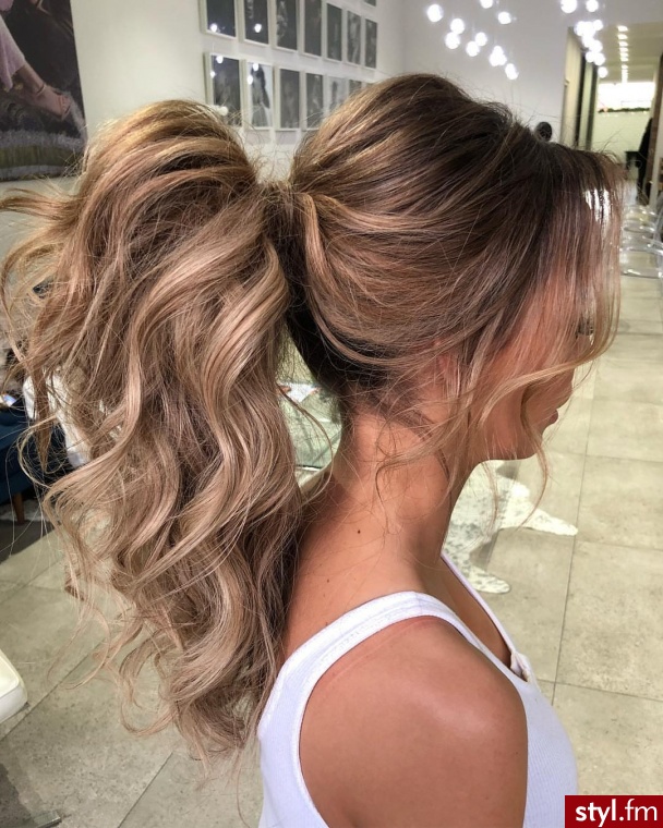 Blond Upięcie Kręcone Wieczorowe Długie Fryzury