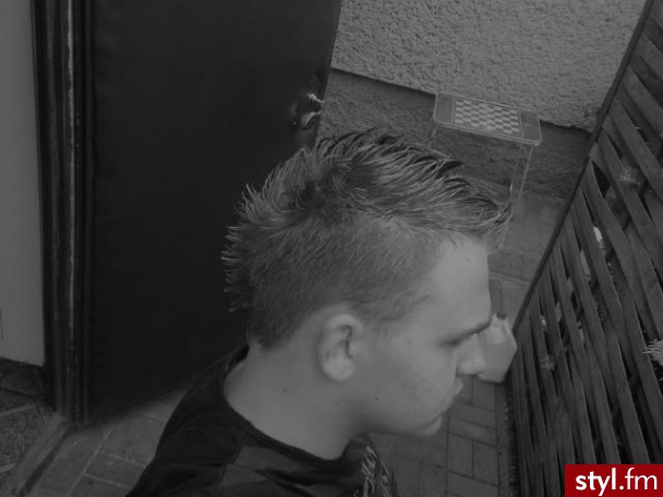 hehe moje, TROCHE NIEDOPRACOWANY(spieszylem sie do pracy ;])  :P
niedlugo dodam z wzorkami ;] :P - Punk Rock Alternatywne Średnie Fryzury