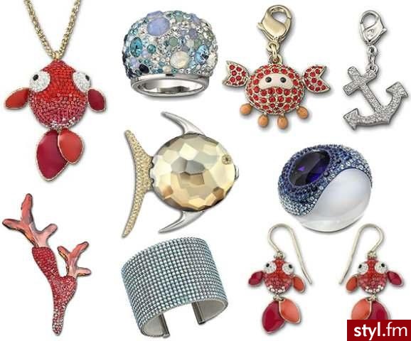 Biżuteria Swarovski . ; ). W zestawie: wisiorek w kształcie rybki 1000 zł, pierścionek 960 zł, charms 275 zł, charms 195 zł, broszka-ryba 550 zł, pierścionek 710 zł, broszka - rafa koralowa 550 zł, bransoleta 1350 zł, kolczyki 375 zł. - Pozostałe Dodatki Moda