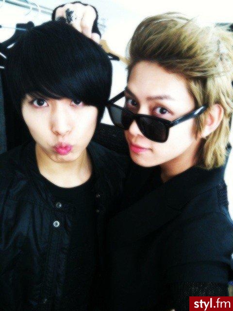 Fryzura HeeChula (z prawej) wyjątkowo mi się podoba! SungMin słodko wyszedł :D - Średnie Męskie Fryzury