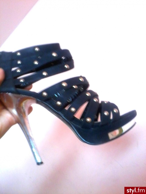 Buty na platformie z 12 cm szpilką . Co do bucików to o dziwo są bardzo wygodne . - Pozostałe Buty Moda
