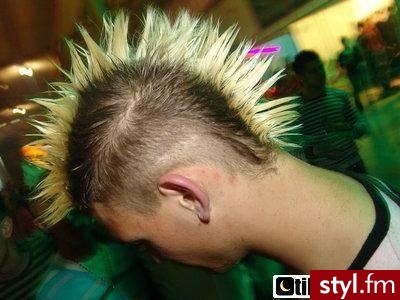 fryzury irokez. Irokezy męskie. fryzury irokez - Internetowy Katalog Fryzur IKF.com.pl, propozycje fryzur na każdą okazję np. fryzury do kształtu twarzy - Punk Rock Alternatywne Średnie Fryzury