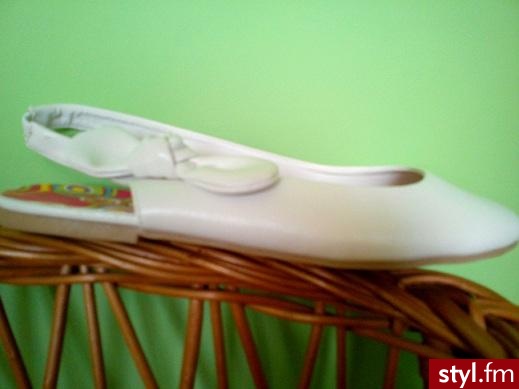 Balerinki białe xD NOWE!!!. SPRZEDAM NOWE balerinki!! rozmiar 37 wkładka 23,5cm; są nowe nie chodzone ponieważ był to nieprzemyślany zakup. Mają z boku koakrdkę i zakładane są jak sandałki. kontakt: gg 22166645 lub kom 665441616. - Misz-masz