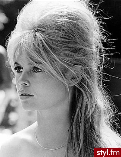 bridget Bardot. fajna laska z francji. ikona, cos w stylu merlin. - Punk Rock Alternatywne Średnie Fryzury