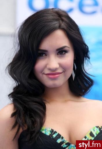Demi Lovato - Kręcone Na co dzień Średnie Fryzury