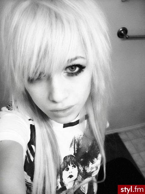 to nie moja fotka ^^ jeżeli to zdjecie znajduje sie juz w galerii prosze napisac, to usune xd - EMO Alternatywne Średnie Fryzury