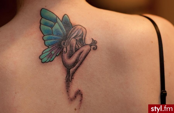 motylkowy eflik. kopia tatuażu, który krąży po necie, ale nieco urozmaicona :) zdjęcie zrobione kilka godzin po tatuowaniu, więc tatuaż nie jest jeszcze taki jaki powinien być... - Tatuaże