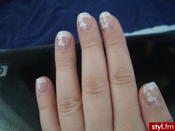 francuski manicure plus naklejki - Paznokcie