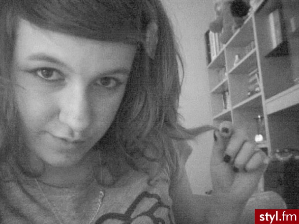 robiłam je sama ;]
użyłam pianki taft 5, mocno wgniatałam mocno przez to zrobiło coś a'la gniazdo,ale takie jeszcze spoko ;] na codzień mam normalną grzywkę...,ale tutaj mam silnie w bok. Początek mojej grzywki jest  mniej-więcej przy prawej skroni, - EMO Alternatywne Średnie Fryzury
