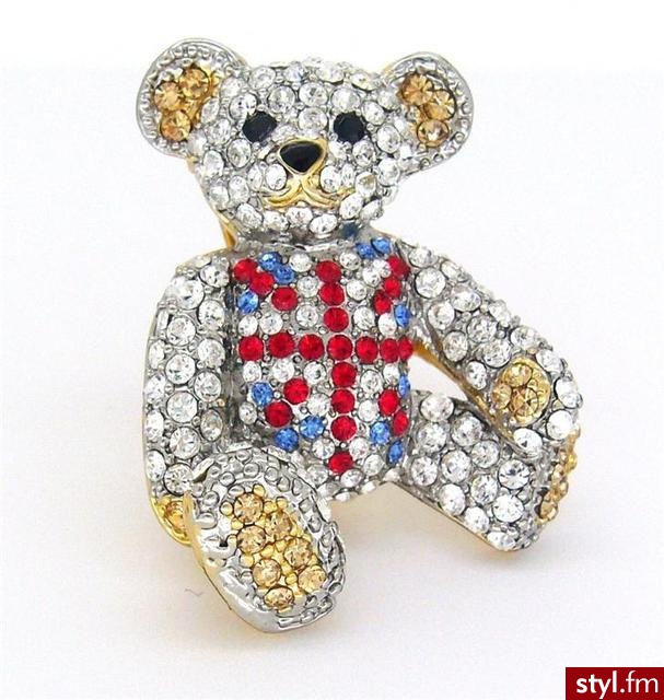 Miś z brytyjską flagą będzie idealną broszką dla fanów Zjednoczonego Królestwa ;) Butler & Swarovski, GBP 32. - Pozostałe Dodatki Moda