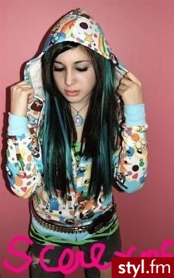 emo w bluzie ze przyjaciol pani foster - EMO Alternatywne Średnie Fryzury