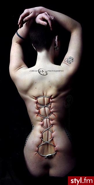 cable corset piercing.
orginalny piercing w stylu gorset, wykonany ze specjalnego kabla gorsetowego. - Modyfikacje ciała
