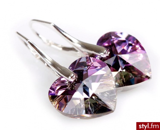 Prześliczne kolczyki z kryształów Swarovski w odcieniach różu i fioletu. Trudno określić ich kolor- zależy to od światła jakie na nie pada. Kryształ użyty w w kolczykach ma rozmiar ok 1,4 x 1,4 cm. Długość kolczyków 3 cm. Srebrne elementy posiadają wybitą - Pozostałe Dodatki Moda