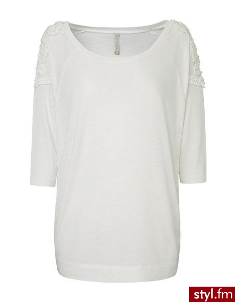 Stradivarius > Collection > T-SHIRTS > T-shirt with embroidered detials on shoulders. Pobrano ze strony: http://www.stradivarius.es/en/collection/t-shirts/detalle/1495_t-shirt-with-embroidered-detials-on-shoulders- - Pozostałe Ciuchy Moda