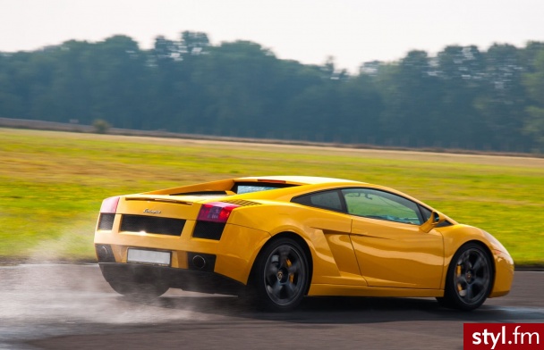 Jazda Ferrari po torze https://prezentokracja.pl/ferrari-vs-lamborghini - Hobby