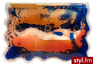 Christopher Kane . Cena: 439 euro, czyli około 1 756 zł Kupisz w sklepie Browns. Kolorowa gliceryna wypełniająca ręcznie robioną kopertówkę z PCV. - Pozostałe Torebki Moda