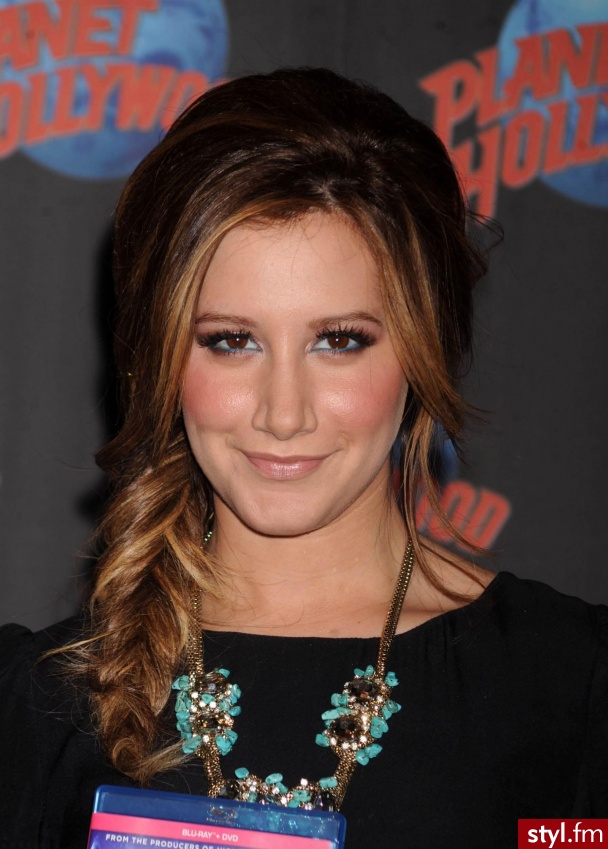 Ashley Tisdale - Brązowe Warkocze Proste Na co dzień Średnie Fryzury