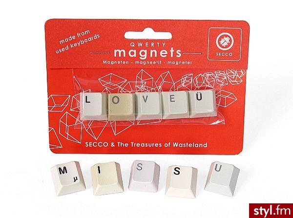 Magnesy - klawisze. Układają się w napis \"love u\" (kocham cię;). Cena: 29.90zł - Gadżety Inne Moda