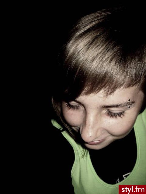 Mój kochany kolczyk. 
W zeszłym roku miałam w drugiej brwi, ale ze względu na szkołę zdecydowałam się wyciągnąć. - Modyfikacje ciała