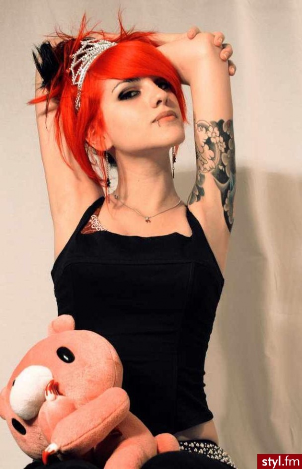 Rude włosy. Rude włosy wpadające w odcień pomarańczu - Punk Rock Alternatywne Średnie Fryzury