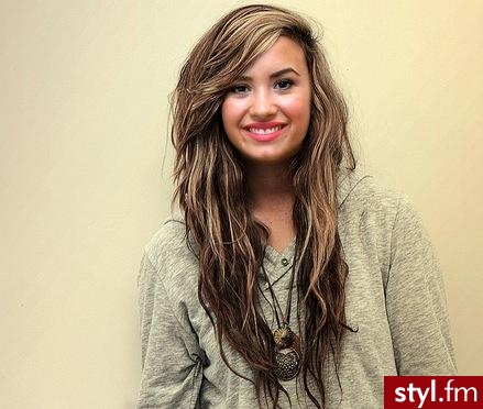 Demi Lovato - Brązowe Rozpuszczone Kręcone z grzywką Na co dzień Długie Fryzury
