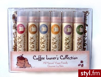 Crazy Rumors - 6 błyszczków o smaku kawowym:
Amaretto,Ziarno Kawy, Francuska Wanilia, Orzech Laskowy,Kocha i Irish Cream.
Cały zestaw za 24$.
Jeden błyszczyk natomiast 4$. - Gadżety Inne Moda