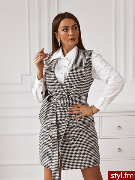 Sukienka wykonana została z pięknego, eleganckiego materiału. Dekolt na zakładkę. Sukienka jest zapinana na trzy duże guziki. Dołączony do zestawu pasek pozwala idealne podkreślić talię. Posiada kieszonki na wysokości dłoni.  https://roseboutique.pl/ - Dzienne Sukienki Moda