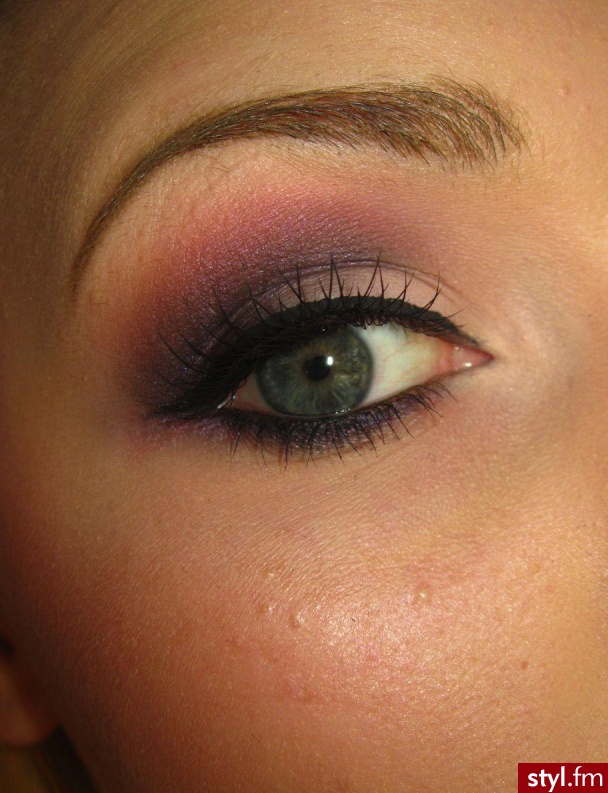 makijaż. Lips:
MAC Brick lip liner
MAC Russian Red lipstick
MAC Cult of Cherry lipglass - Makijaże